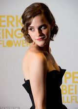 组图：艾玛-沃森裙配裤现身《壁花少年》首映