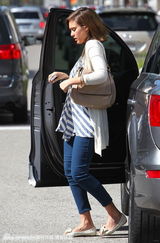 组图：阿尔芭小腹微凸孕味十足 秀乳沟越渐丰满