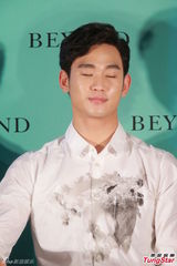 组图：金秀贤赴港满面油光显疲惫呆滞示人