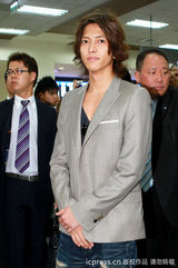 组图：山下智久西装笔挺现身台北 对个唱充满信心