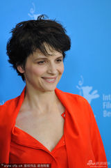 组图：《罗丹的情人》发布 比诺什红装搞怪