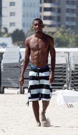 幻灯图集：科特迪瓦中场卡劳和女友迈阿密海滩戏水