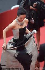 组图：章子怡灰墨裹胸裙走红毯妆容精致