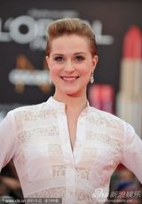 组图：埃文-雷切尔-伍德身穿个性白裙红毯抢镜