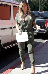 组图：卡戴珊休闲装外出就餐 瘦身成功微笑甜美