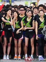 组图：韩星朴秀珍帝国之子等参加长跑活动