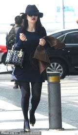 组图：李湘浓妆现身机场 穿超短裙黑丝扮靓