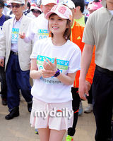 组图：张娜拉参加韩国“选民之日”相关活动