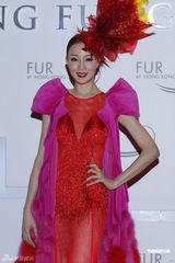 组图：周秀娜助阵香港毛皮时装展性感秀美胸