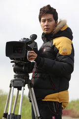 组图：韩星赵仁成拍户外服装广告 秀黄金比例身材