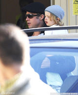 组图：布拉德-皮特怀抱可爱龙凤胎亮相