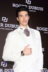 组图：锦荣代言手表吸金 谈“好友”蔡依林装傻