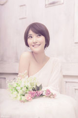 组图：徐子淳优雅复古写真 白裙纯美高贵