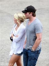 幻灯图集：凯莉-安德伍德新婚度蜜月 幸福洋溢