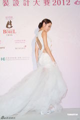 组图：林莉披翡翠装婚纱 直言不为试爱而拍拖