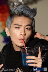 组图：TeenTop拍摄广告写真 精致亮相摄影棚