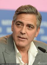 组图：《古迹卫士》克鲁尼与马特达蒙搭肩搞怪