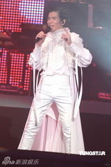 组图：萧敬腾唱《black or white》 向杰克逊致敬