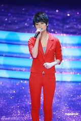 幻灯：香港金像奖现场 李宇春红衣深情献唱