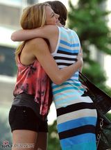 高清组图：“绯闻女孩”片场大秀姐妹情 亲密拥抱牵手