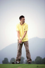 组图：王学兵时尚杂志写真 大男人彰显别样优雅