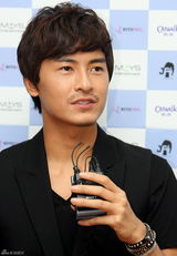 高清图：郑元畅赴韩国庆生 首尔延世大学会粉丝