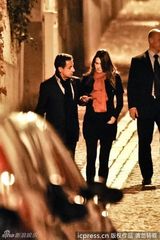 组图：法第一夫人挺大肚散步 总统搀扶当贴心好老公