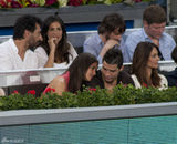 组图：C罗与超模女友沙伊克网球赛恩爱吃手指