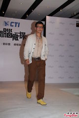 组图：黄日华父女档合作拍剧 关楚耀饰精神病患