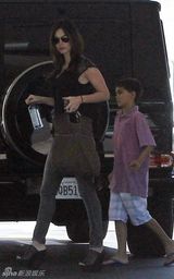 组图：梅根-福克斯和老公继子过周末 美腿修长