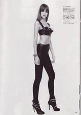 幻灯图集：澳大利亚超模阿比丽登日本《VOGUE》