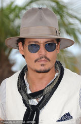 高清组图：德普宣传《海盗4》 佩内洛普紧身裙性感