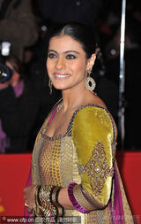 幻灯图：《可汗》首映 女星着印度传统服饰华丽迷人