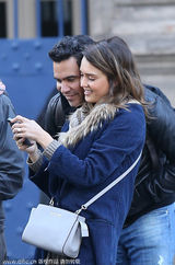 组图：阿尔芭一家逛街晒幸福 与老公贴面看手机