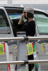 组图：姚贝娜素颜黑装现身机场 遇粉丝索签名