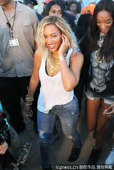 组图：碧昂斯背心牛仔裤亮相 街头搞怪引围观