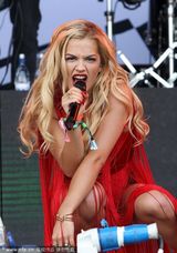 组图：丽塔-欧拉献唱音乐节布条裙性感逼人