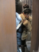 幻灯图：黄奕上海扫货购昂贵皮草 多名助理簇拥