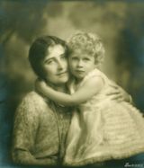 组图：伊丽莎白二世罕见儿时照曝光 优雅骑小马