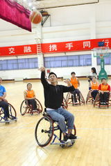 组图：刘德华北京探访残奥运动员