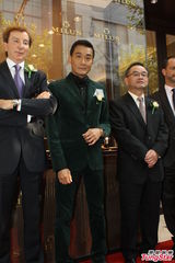 组图：梁家辉沪上吸金 私下被彭于晏叫“爹地”