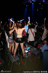 组图：张根硕开唱半裸露点 粉丝着比基尼狂欢