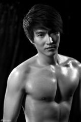 组图：陆昱霖半裸写真秀肌肉演绎百变型男