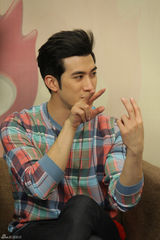 组图：李治廷谈与范冰冰绯闻 称时间久了没秘密