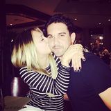 组图：《大爆炸》佩妮结婚 与新婚丈夫甜蜜满满