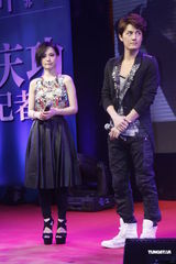 组图：吴克群阿娇(钟欣桐)不惧绯闻甜蜜牵手