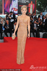 凯特-哈德森威尼斯电影节红毯性感秀美背