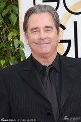 组图：《米勒一家》男星博-布里奇斯亮相金球奖