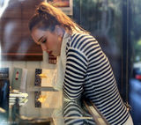 高清图：杰西卡-阿尔芭街拍条纹毛衣搭配牛仔裤