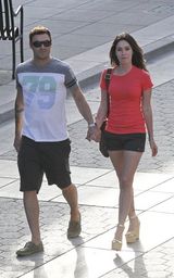 组图：梅根福克斯红装娇艳 和老公亲密牵手出行